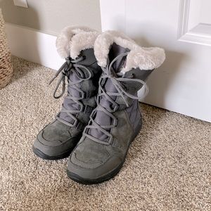 Columbia Grey White Fur Boots Size 7.5 Waterproof